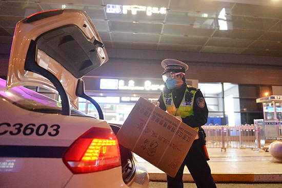 开元体育·(中国)官方网站跨越300公里上海、江苏、铁路警方接力为气切病人转运吸(图2)